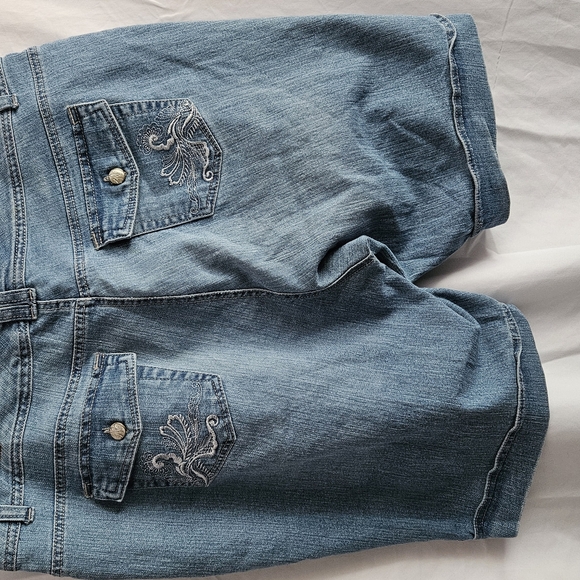 Gloria Vanderbilt Blue Denim Women Shorts - Picture 2 of 3